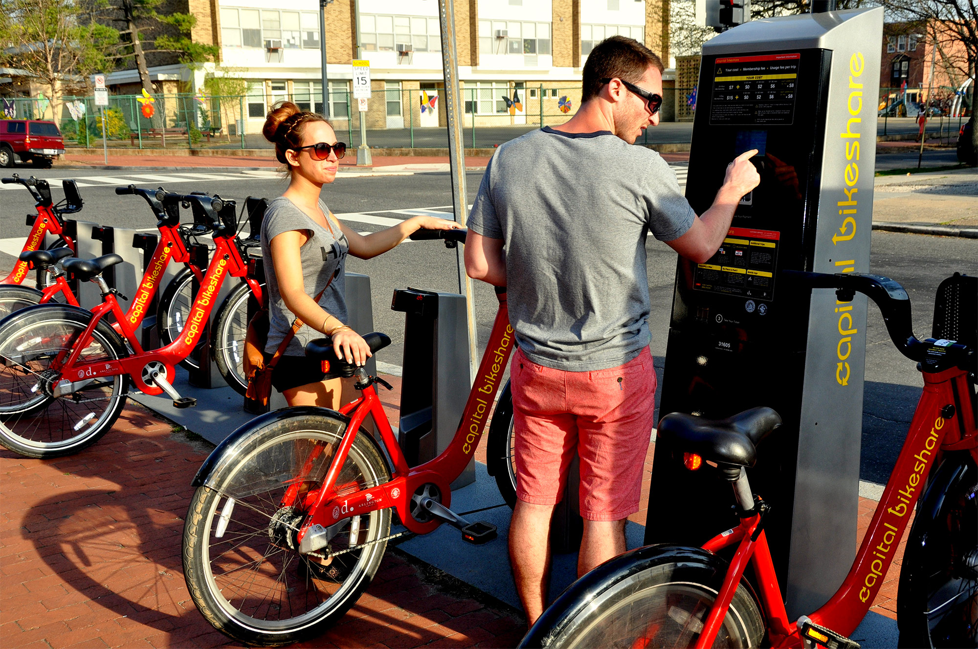 Met de handige stadsfietsen van Capital Bikeshare kun je heel Washington DC ontdekken op de fiets