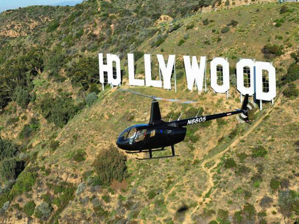 Een helikopter vlucht naar het beroemde Hollywood bord