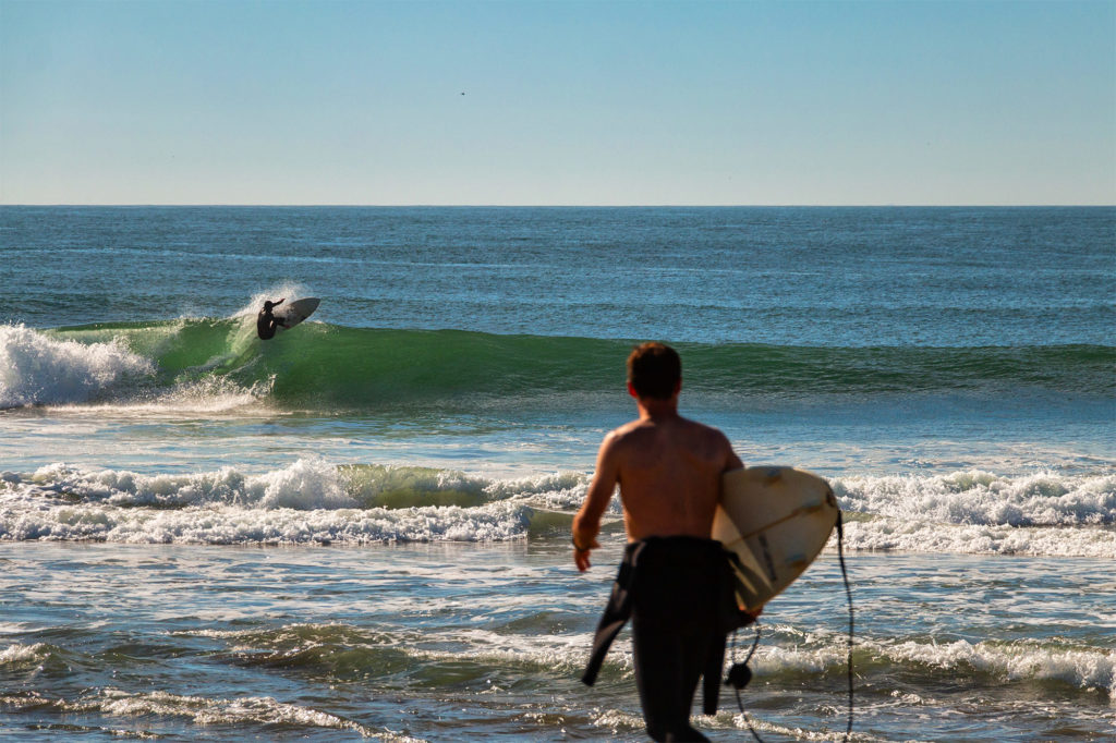 Surfers in de branding van Ocean Beach bij Golden Gate Park in San Francisco