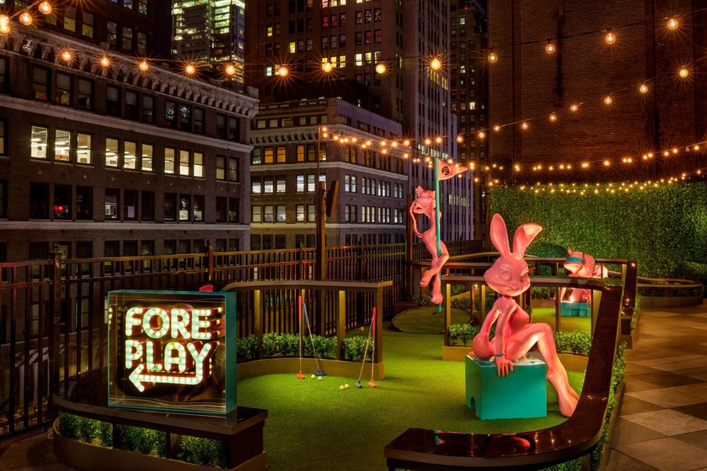 Minigolf op de rooftopbar van Magic Hour in het Moxy Hotel