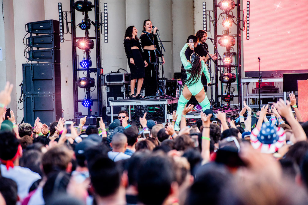 De Spaanse flamenco-popster Rosalia treedt op tijdens het muziekfestival Lollapalooza in Grant Park, Chicago.