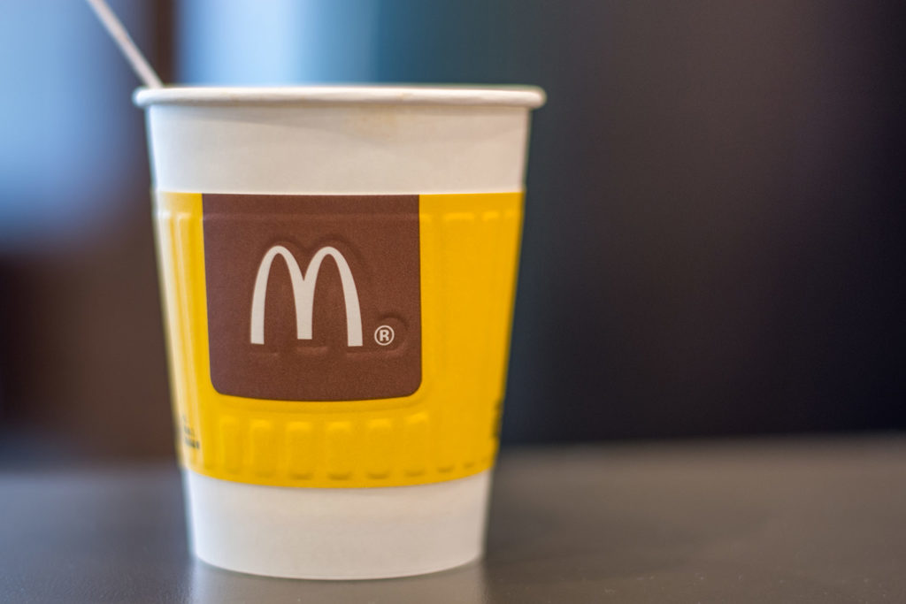 Vrouw krijgt 2 miljoen dollar na morsen te hete koffie bij McDonalds