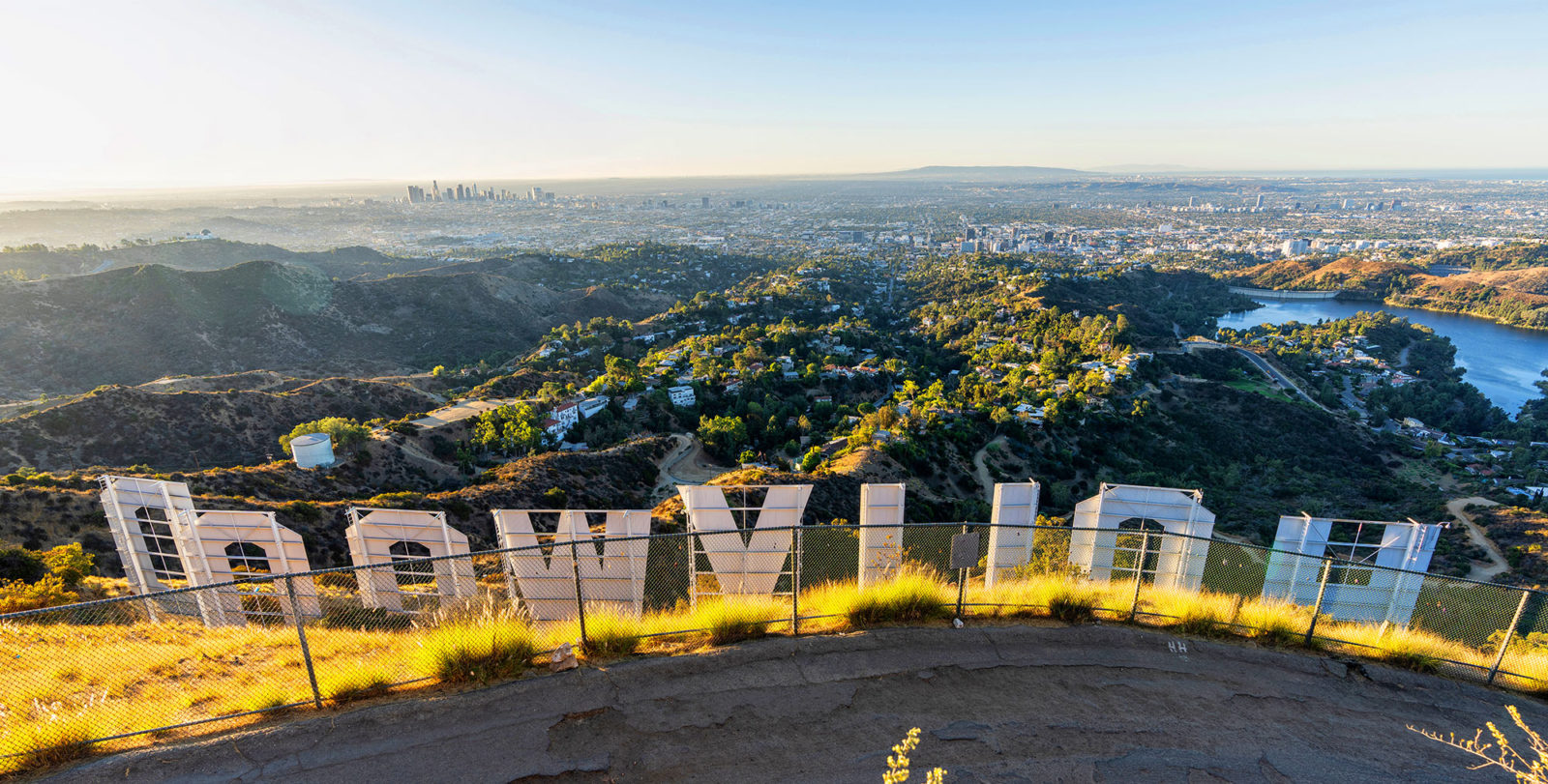 Panorama van Los Angeles van boven de beroemde Hollywood letters
