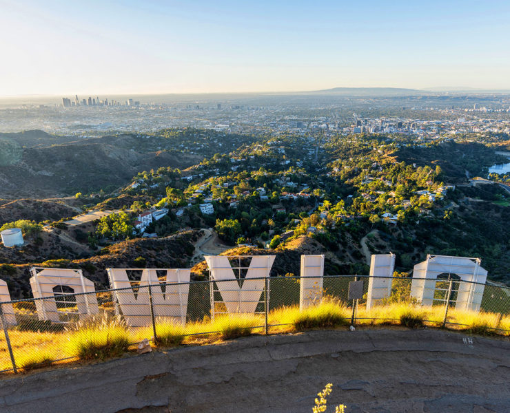 Panorama van Los Angeles van boven de beroemde Hollywood letters