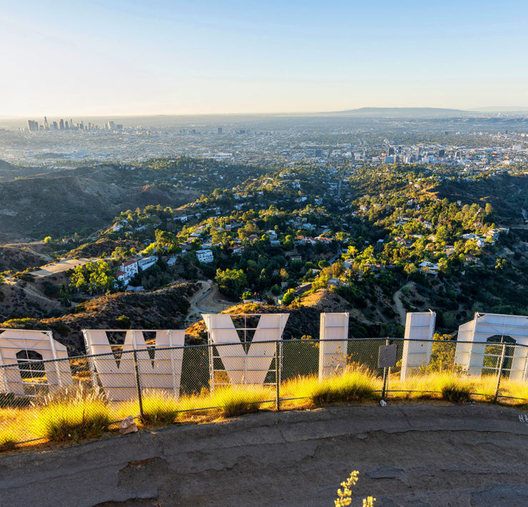 Panorama van Los Angeles van boven de beroemde Hollywood letters