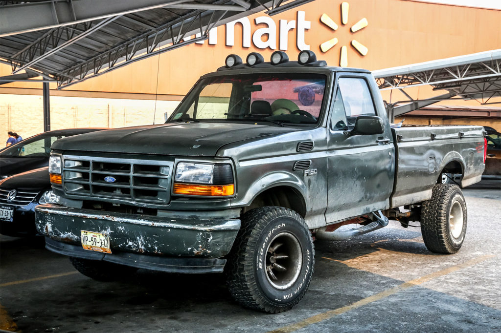 Een Ford F-150 pickup truck bij een Amerikaanse Walmart