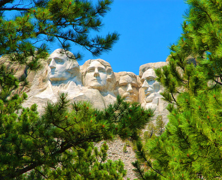 Mount Rushmore in South Dakota gefotografeerd vanuit het bos