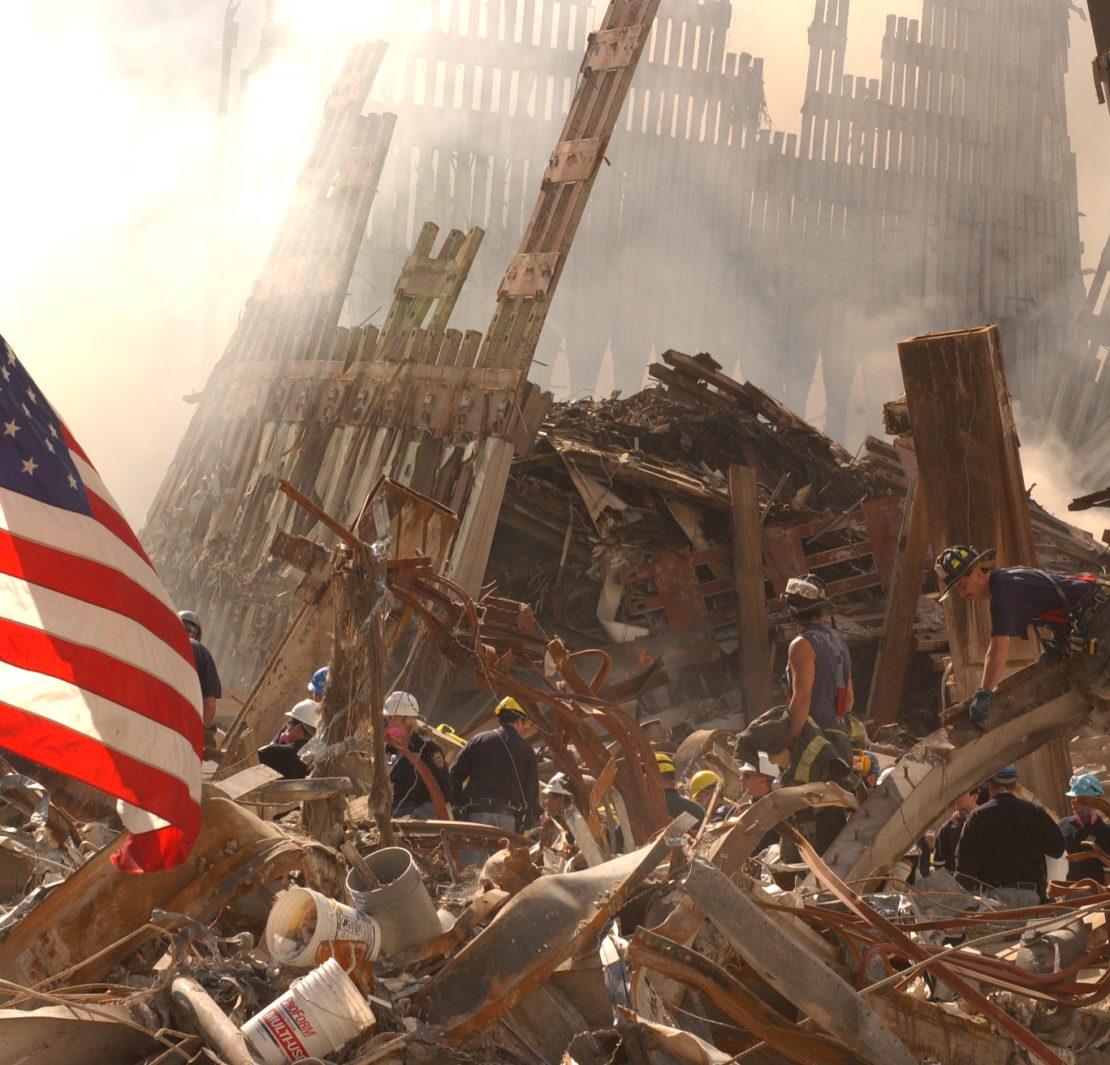 De ingestorte WTC torens dagen na de aanslagen van 9/11