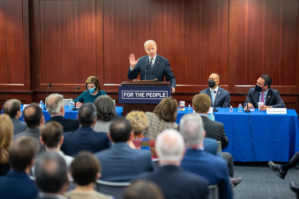 President Biden geeft uitleg over zijn Build Back Better plan tijdens een House Democratic Caucus bijeenkomst.