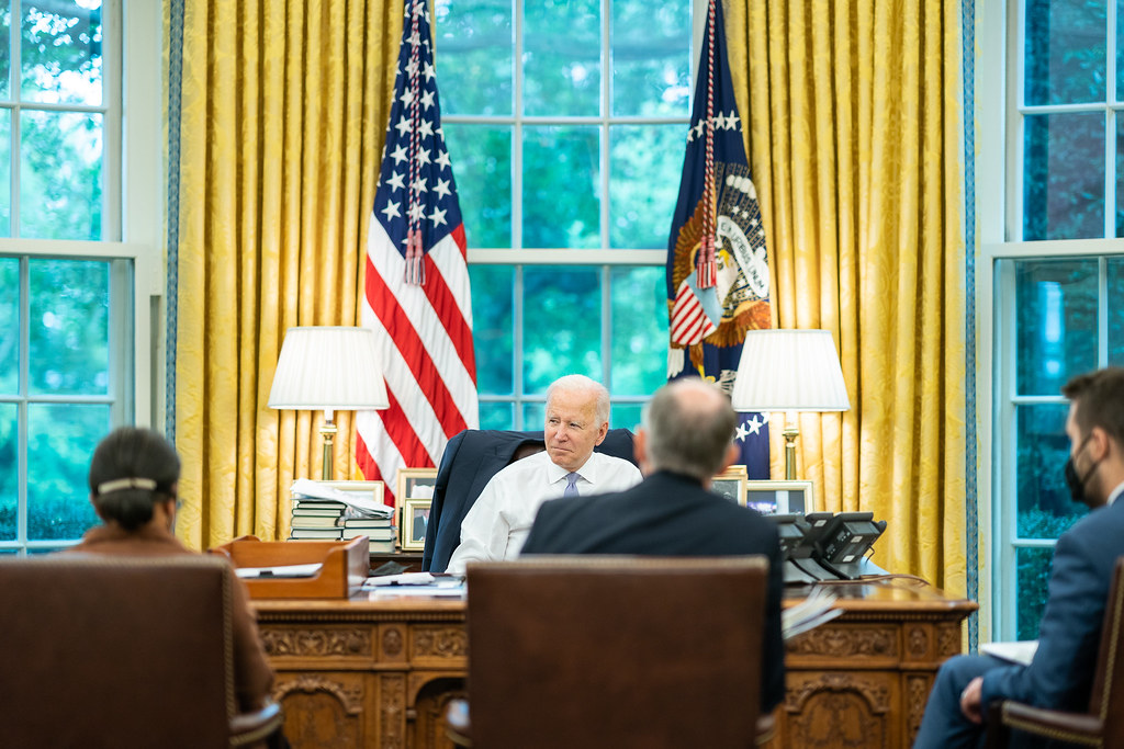 President Joe Biden in de Oval Office