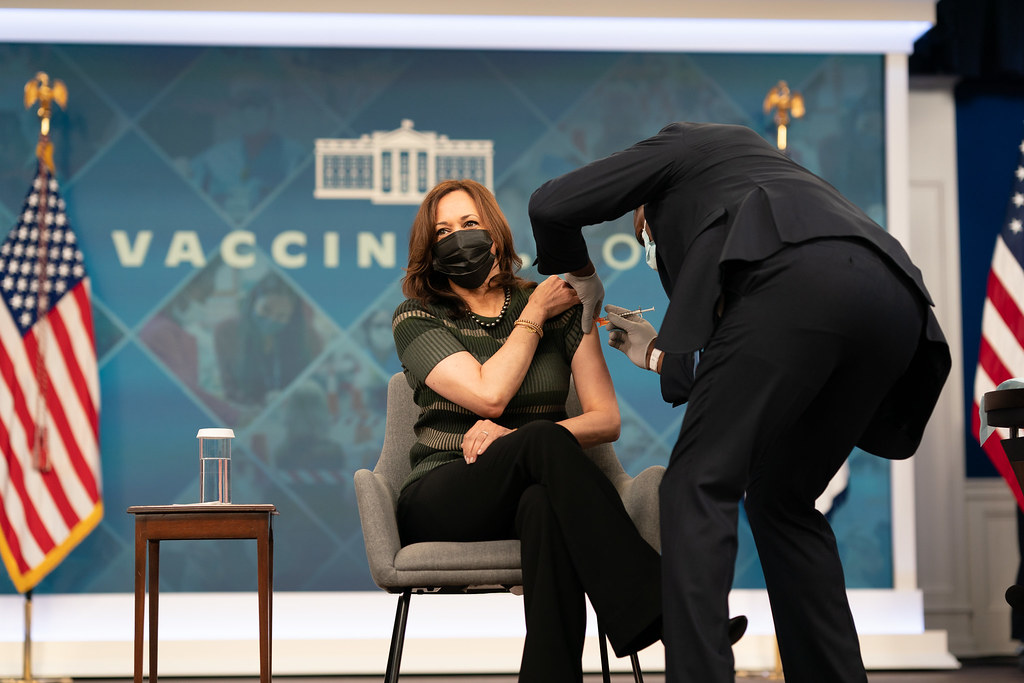 Vice President Kamala Harris krijgt Covid booster prik