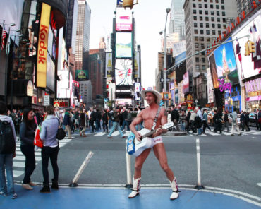De 'Naked Cowboy' op Times Square in New York - Hey!USA