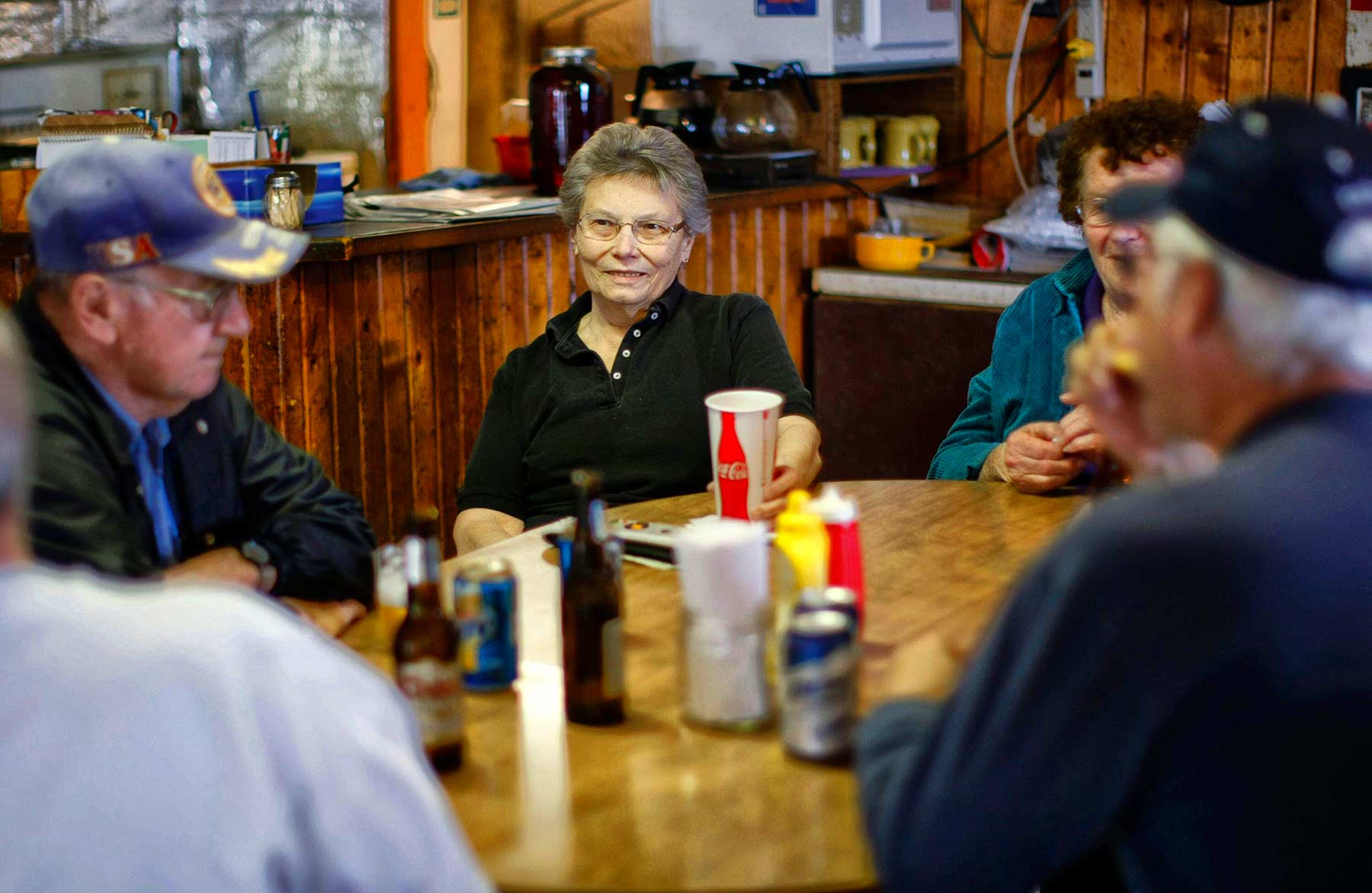 Elsie Eiler in haar bar in Monowi, Nebraska