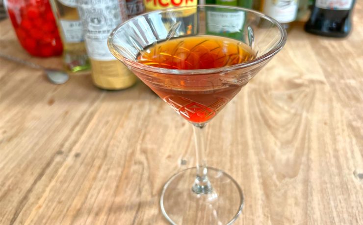 Een Manhattan cocktail in een mooi Martini glas.