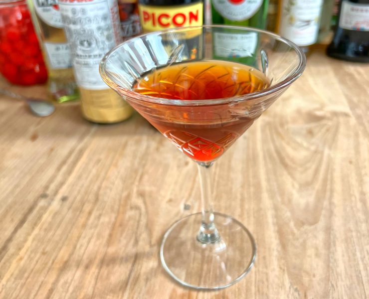 Een Manhattan cocktail in een mooi Martini glas.