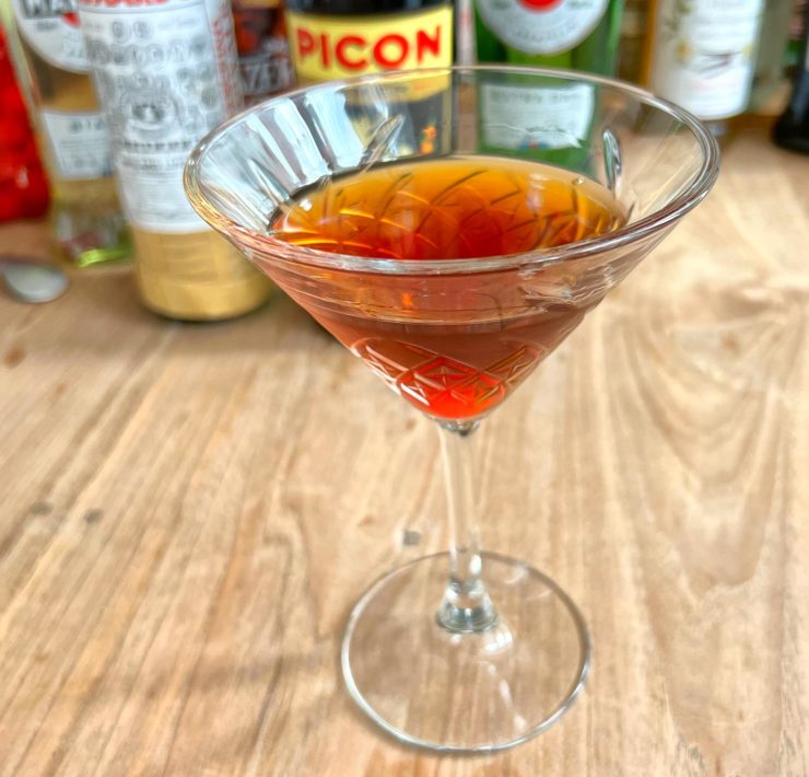 Een Manhattan cocktail in een mooi Martini glas.