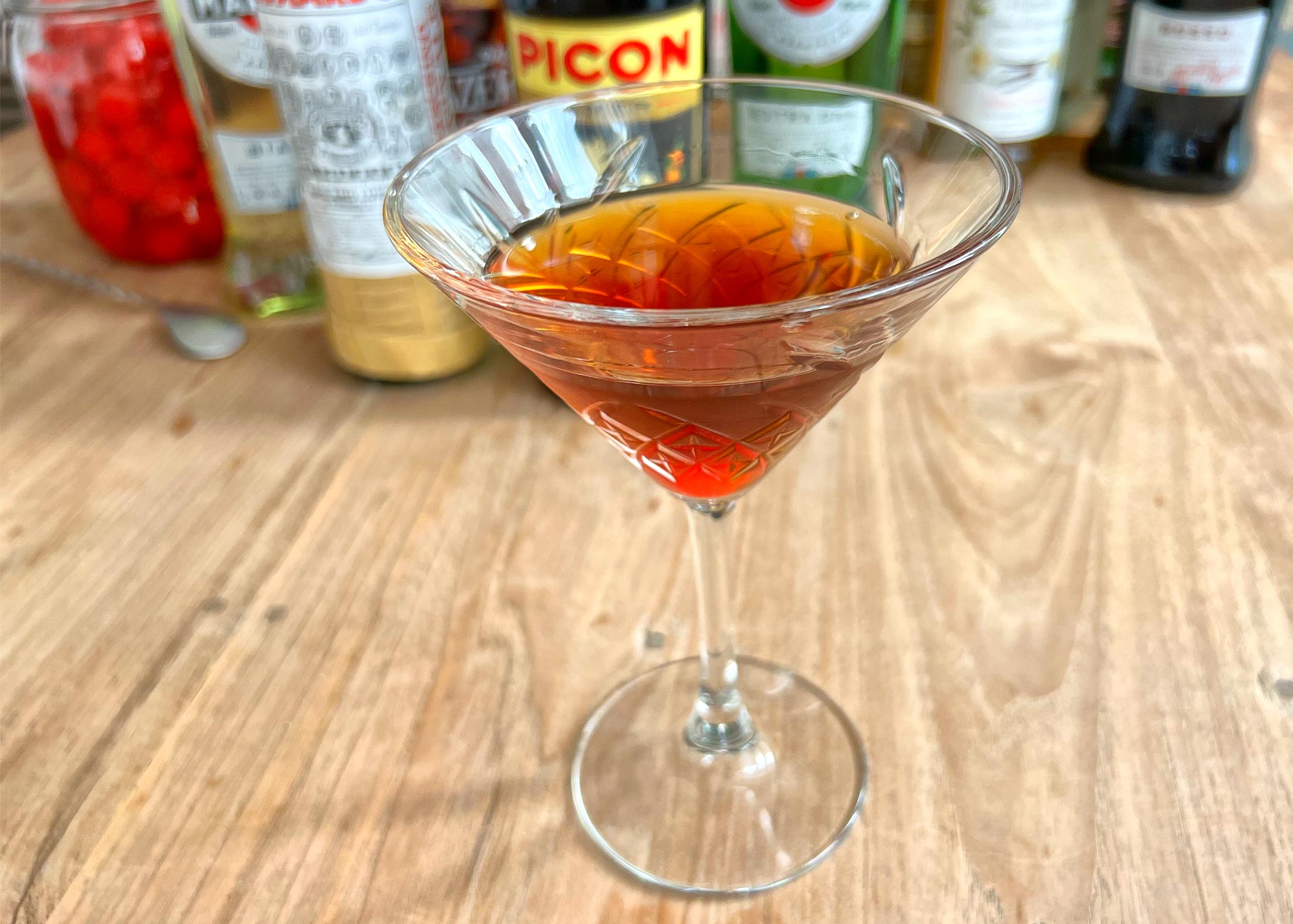 Een Manhattan cocktail in een mooi Martini glas.