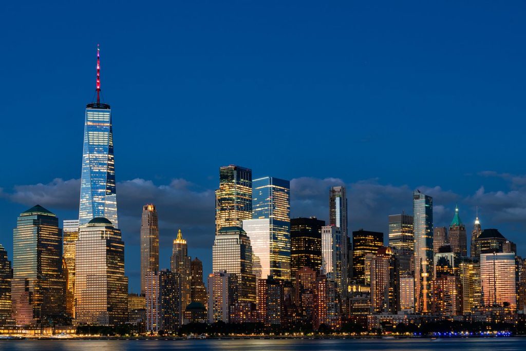 De fonkelende skyline tijdens een dinner cruise in New York