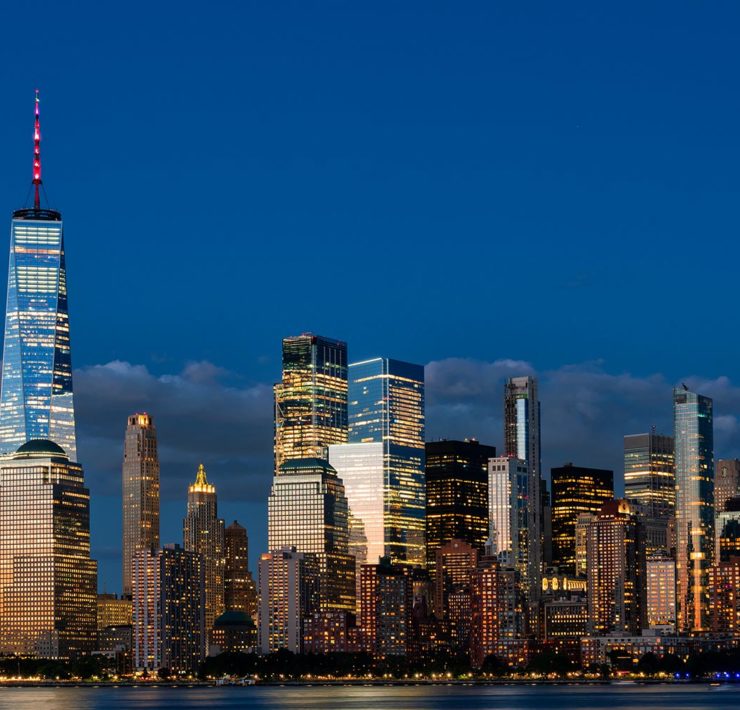 De fonkelende skyline tijdens een dinner cruise in New York