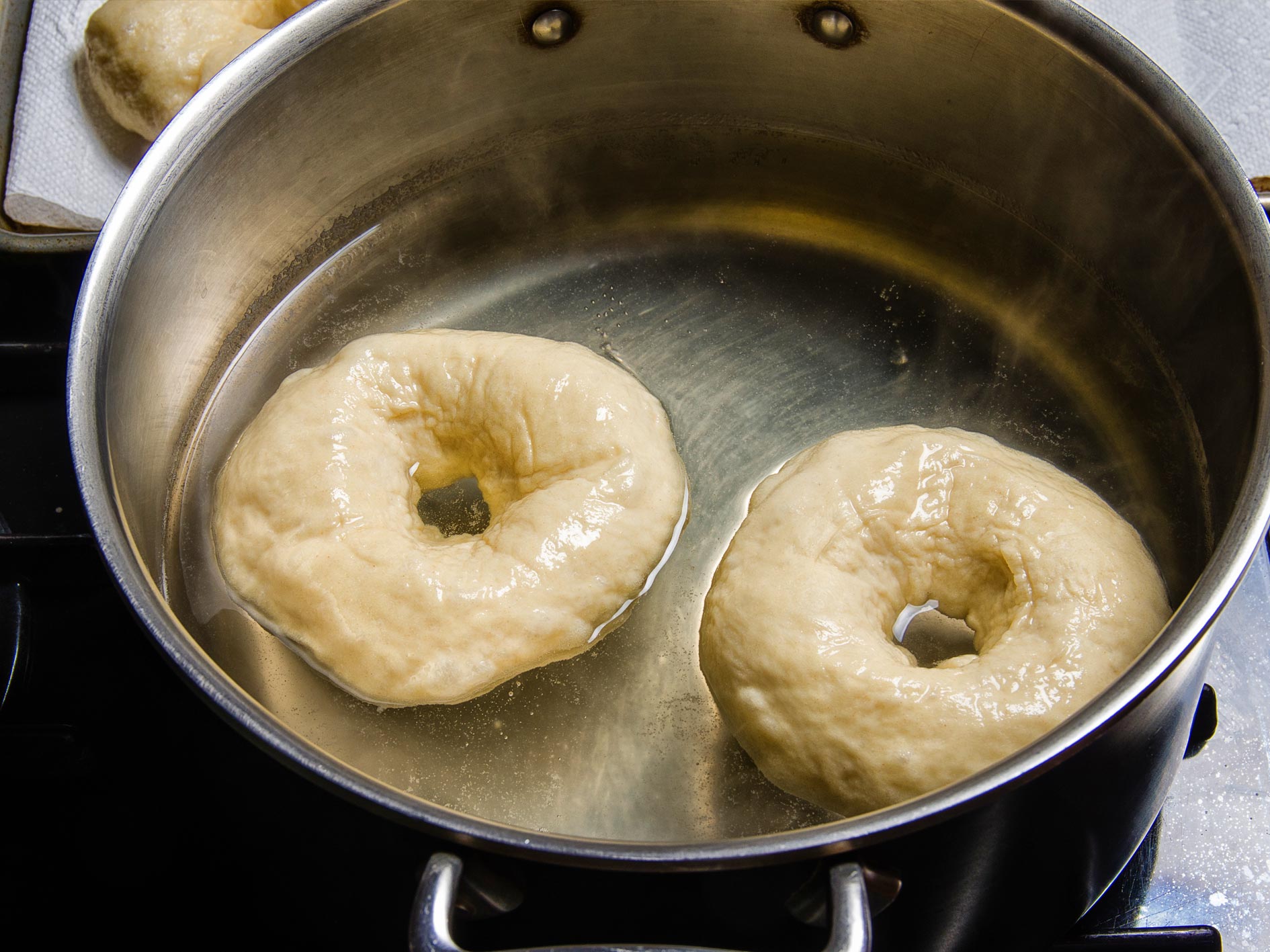 Kook de New York bagels 1,5 minuur per kant in kokend water