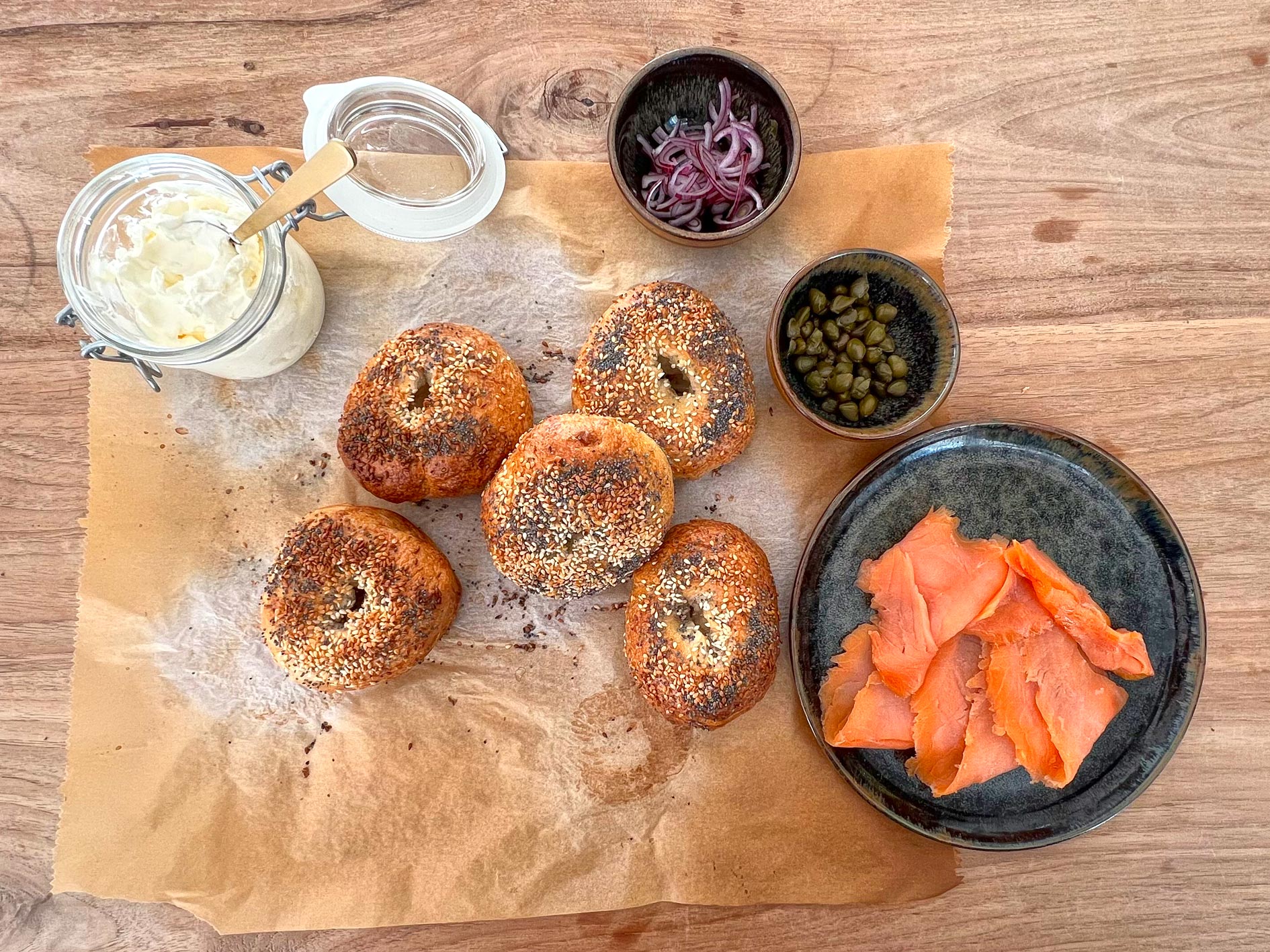 De klassieke New York bagel met roomkaas, gerookte zalm, kappertjes en rode ui