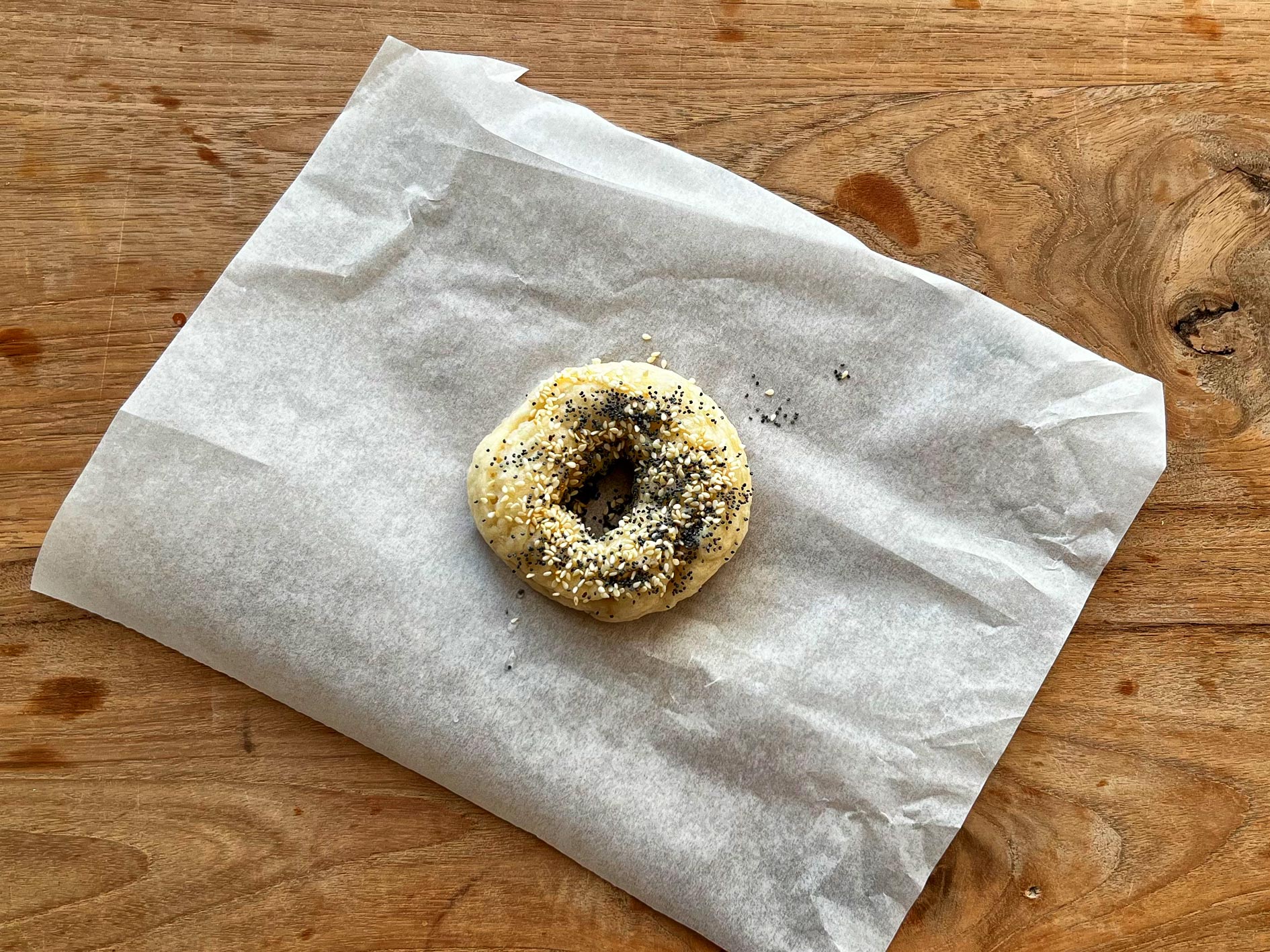 Besprenkel de New York bagels met sesam- en maanzaad