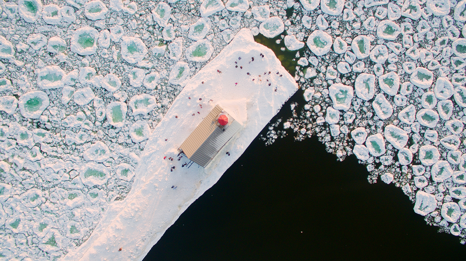 Op Lake Michigan, nabij Chicago, vormen zich 'ice pancakes' een weerfenomeen waarbij water bevriest in ronde pannenkoeken