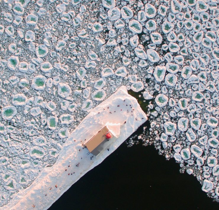 Op Lake Michigan, nabij Chicago, vormen zich 'ice pancakes' een weerfenomeen waarbij water bevriest in ronde pannenkoeken