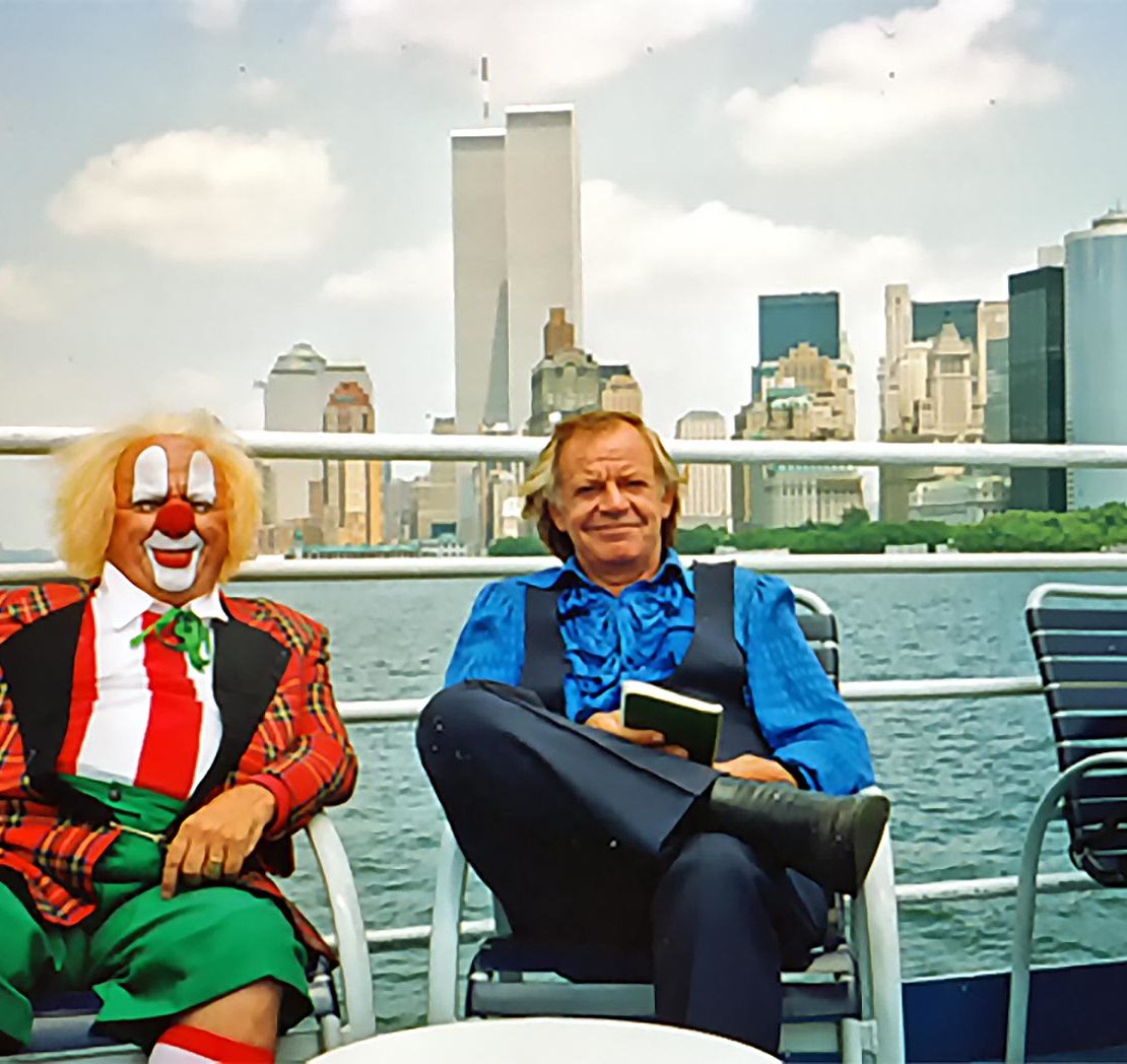 Bassie en Adriaan op reis door Amerika, hier in New York City met op de achtergrond de Twin Towers van het WTC