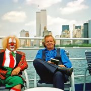 Bassie en Adriaan op reis door Amerika, hier in New York City met op de achtergrond de Twin Towers van het WTC