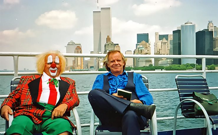 Bassie en Adriaan op reis door Amerika, hier in New York City met op de achtergrond de Twin Towers van het WTC