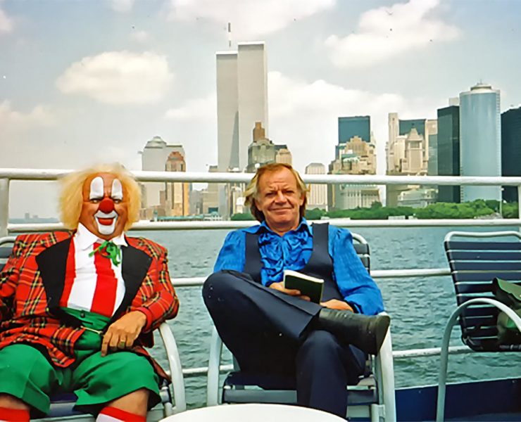 Bassie en Adriaan op reis door Amerika, hier in New York City met op de achtergrond de Twin Towers van het WTC