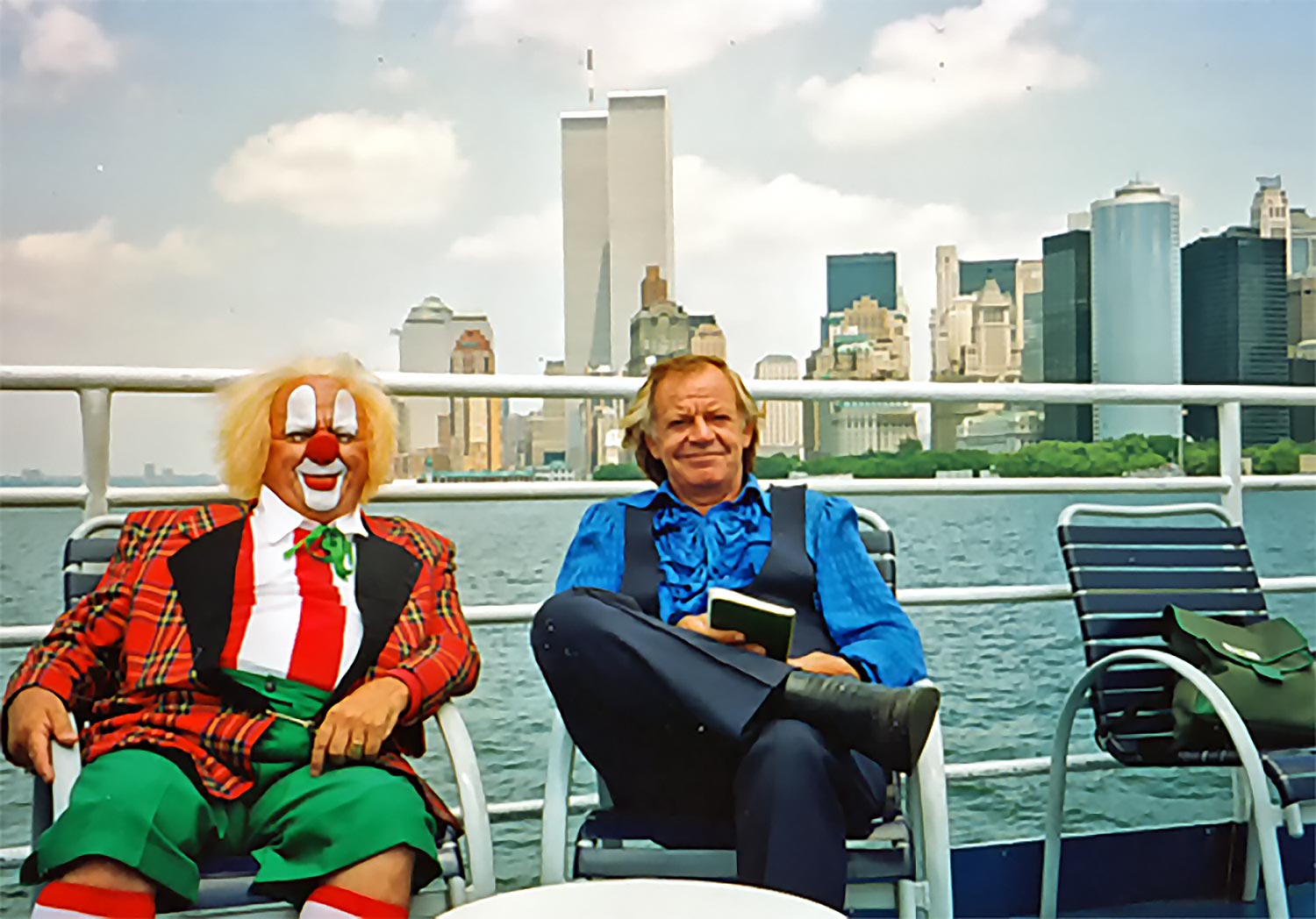 Bassie en Adriaan op reis door Amerika, hier in New York City met op de achtergrond de Twin Towers van het WTC