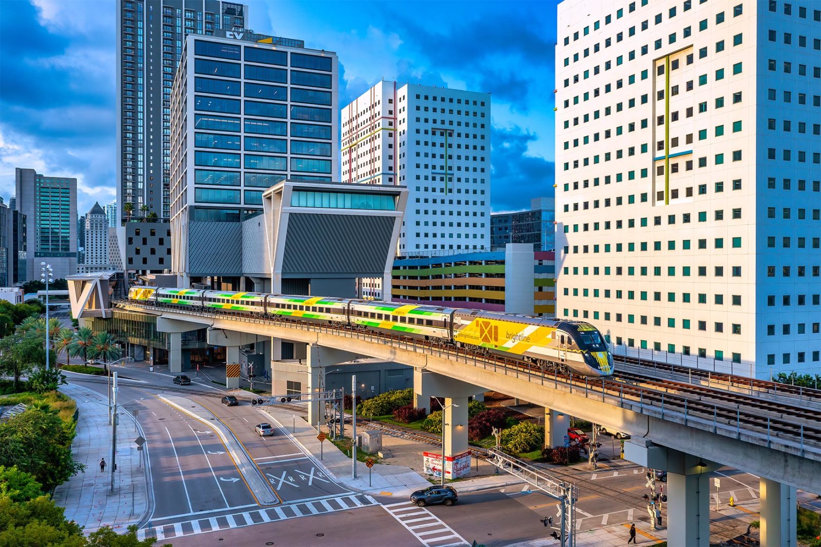 Brightline Intercitytrein vertrekt in treinstation MiamiCentral