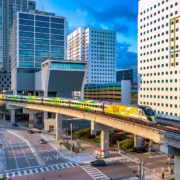 Brightline Intercitytrein vertrekt in treinstation MiamiCentral