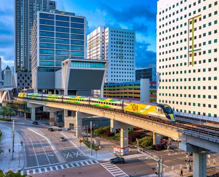 Brightline Intercitytrein vertrekt in treinstation MiamiCentral