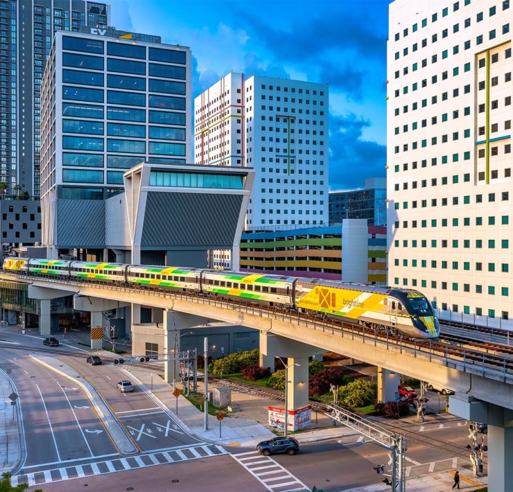Brightline Intercitytrein vertrekt in treinstation MiamiCentral