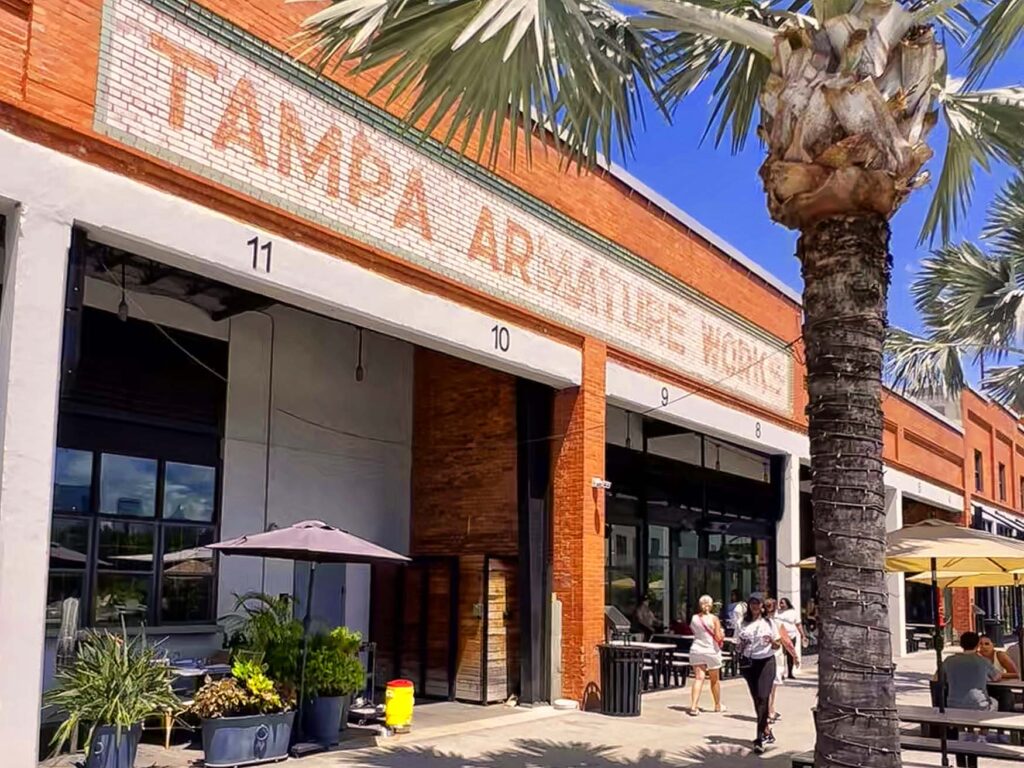 De hippe foodhall Armature Works in Tampa, Florida De hippe foodhall Armature Works in Tampa, Florida