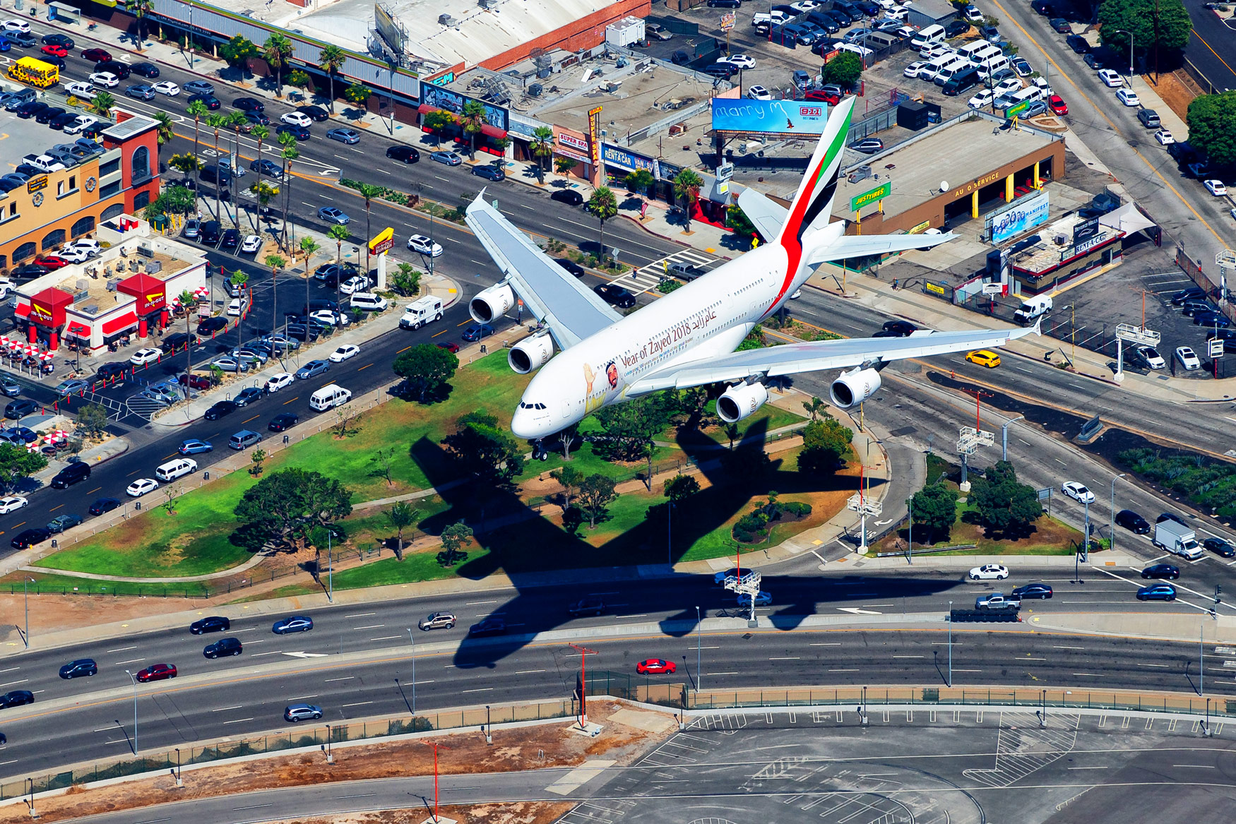 Vliegtuigspotten bij In-N-Out Burger. De landing van een Emirates A380 nabij LAX