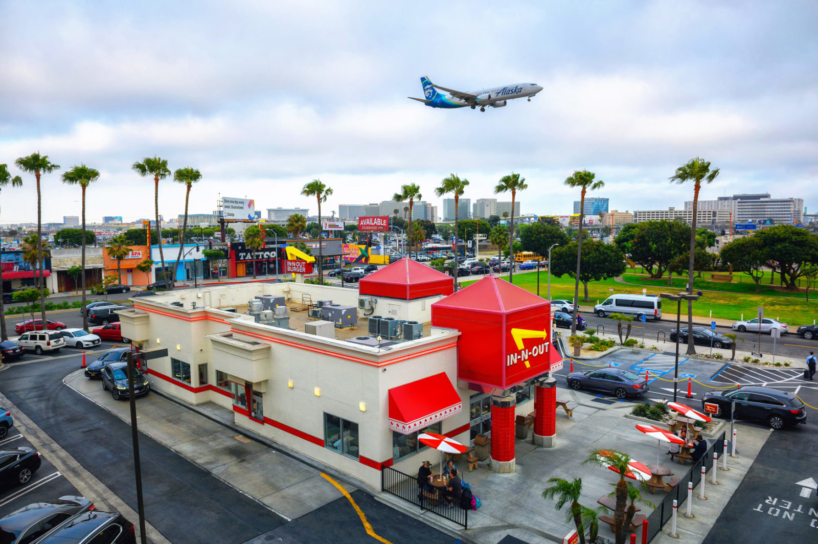Hamburgers eten bij In-N-Out Burger en vliegtuigen spotten nabij LAX in Los Angeles
