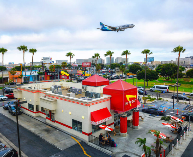 Hamburgers eten bij In-N-Out Burger en vliegtuigen spotten nabij LAX in Los Angeles