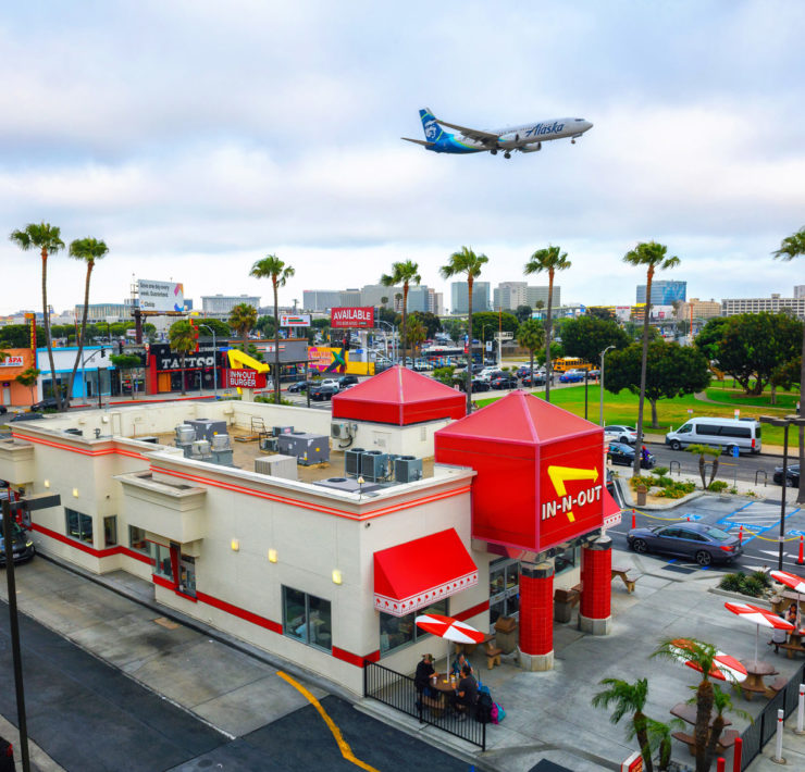 Hamburgers eten bij In-N-Out Burger en vliegtuigen spotten nabij LAX in Los Angeles