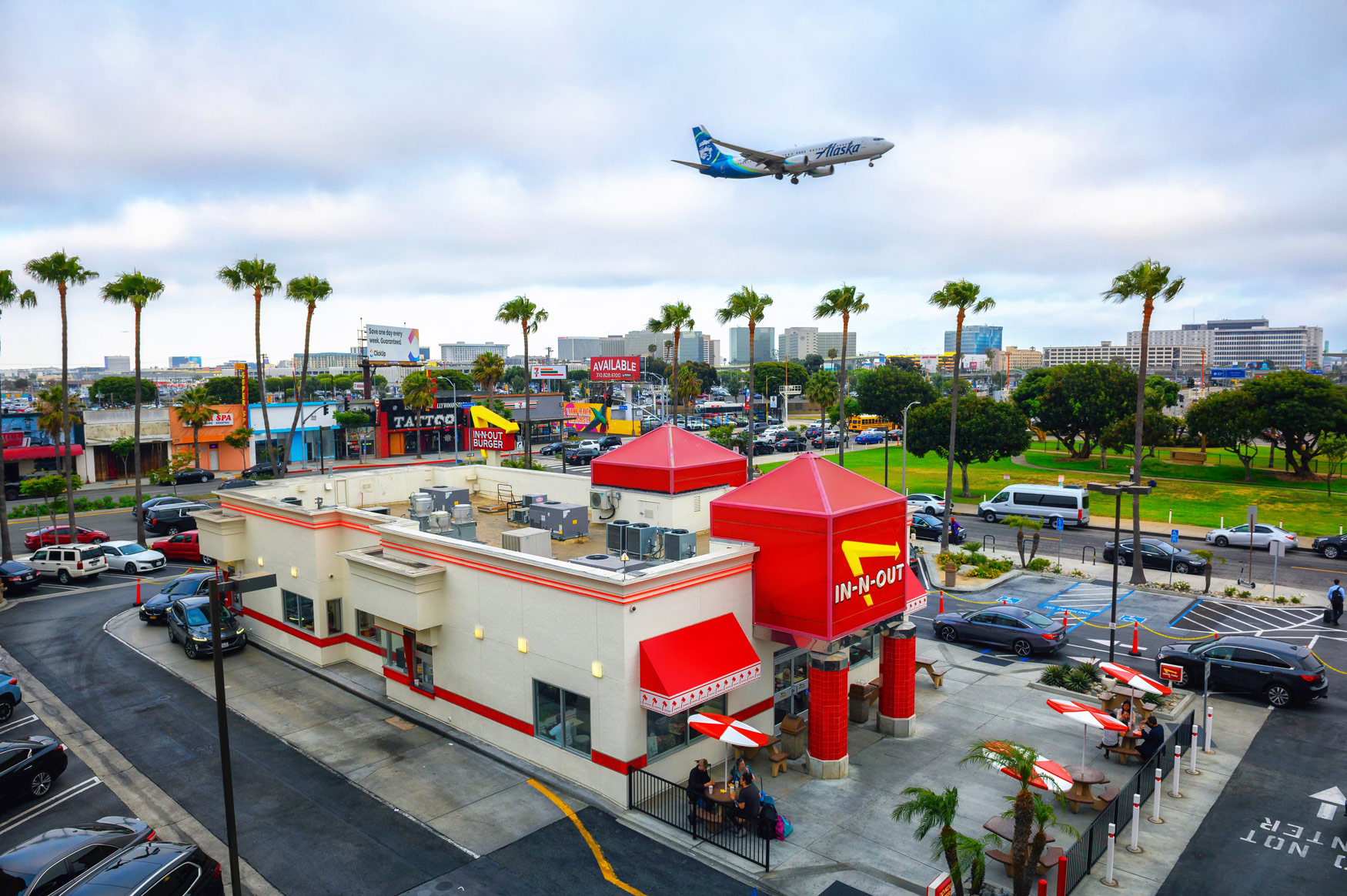 Hamburgers eten bij In-N-Out Burger en vliegtuigen spotten nabij LAX in Los Angeles