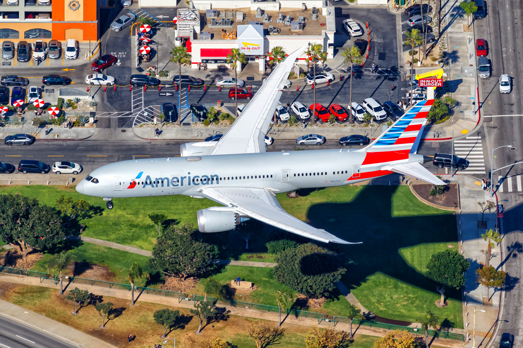 Toestel van American Airlines passeert In-N-Out Burger tijdens landing op LAX in Los Angeles