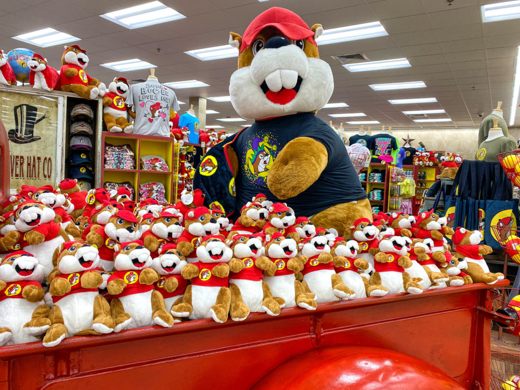 Bucky the beaver merchandise in een winkel van Buc-ee's