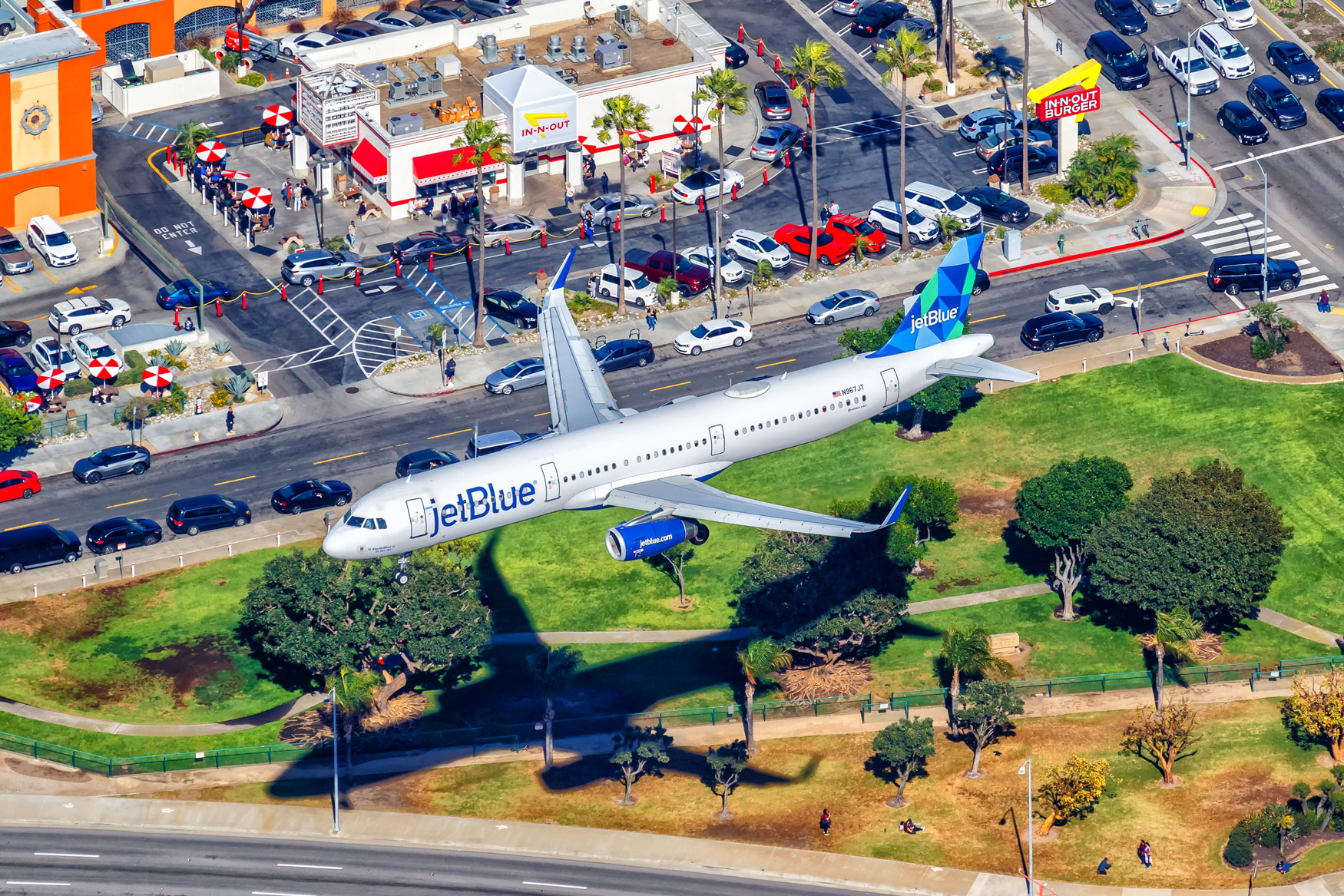 Toestel van JetBlue passeert In-N-Out Burger tijdens landing op LAX in Los Angeles
