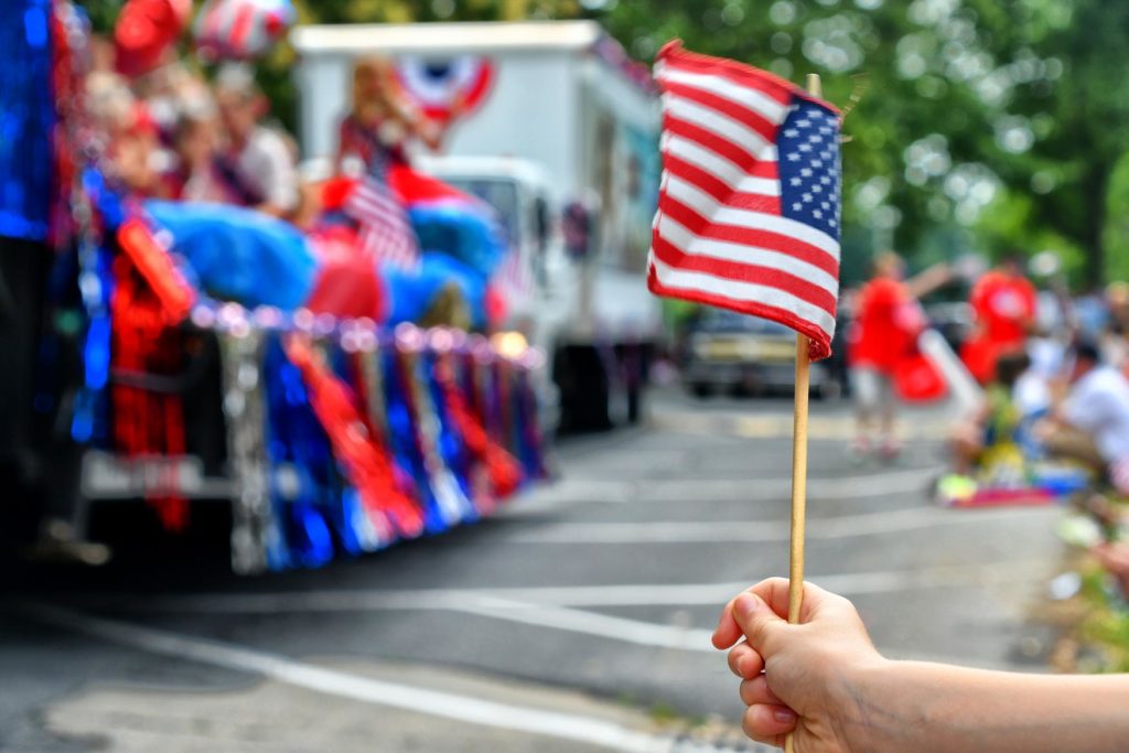 Een 4th of July parade met veel patriottisme en Amerikaanse vlaggen