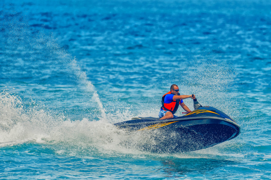 Met een jetski crossen langs de kust van South Beach in Miami