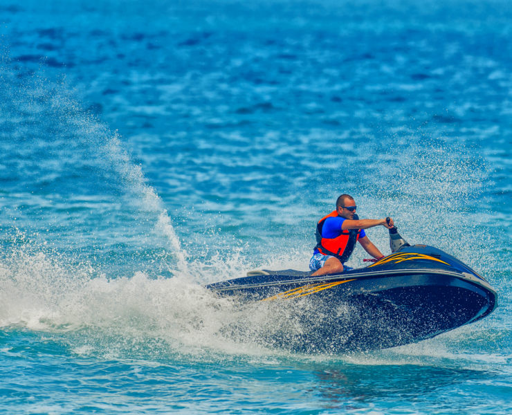 Met een jetski crossen langs de kust van South Beach in Miami