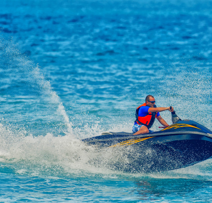 Met een jetski crossen langs de kust van South Beach in Miami